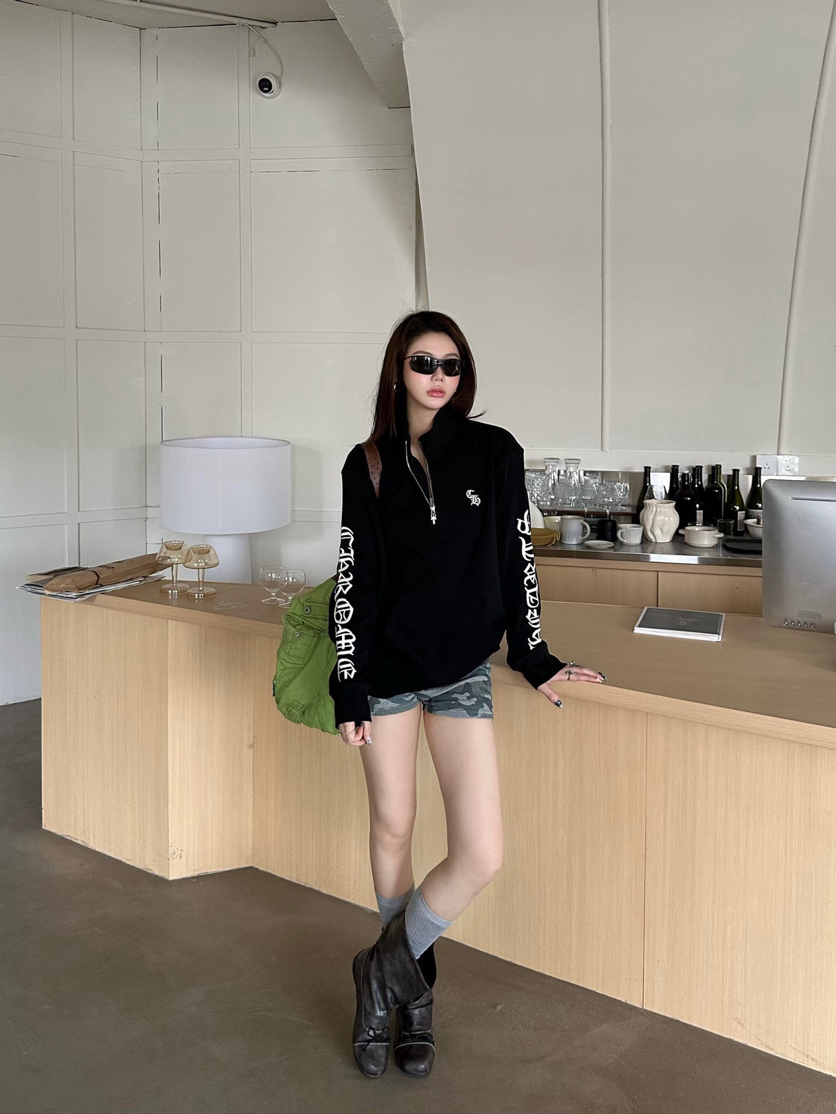 크롬하츠 스크립트 로고 자수 하프 지퍼 스웨트셔츠