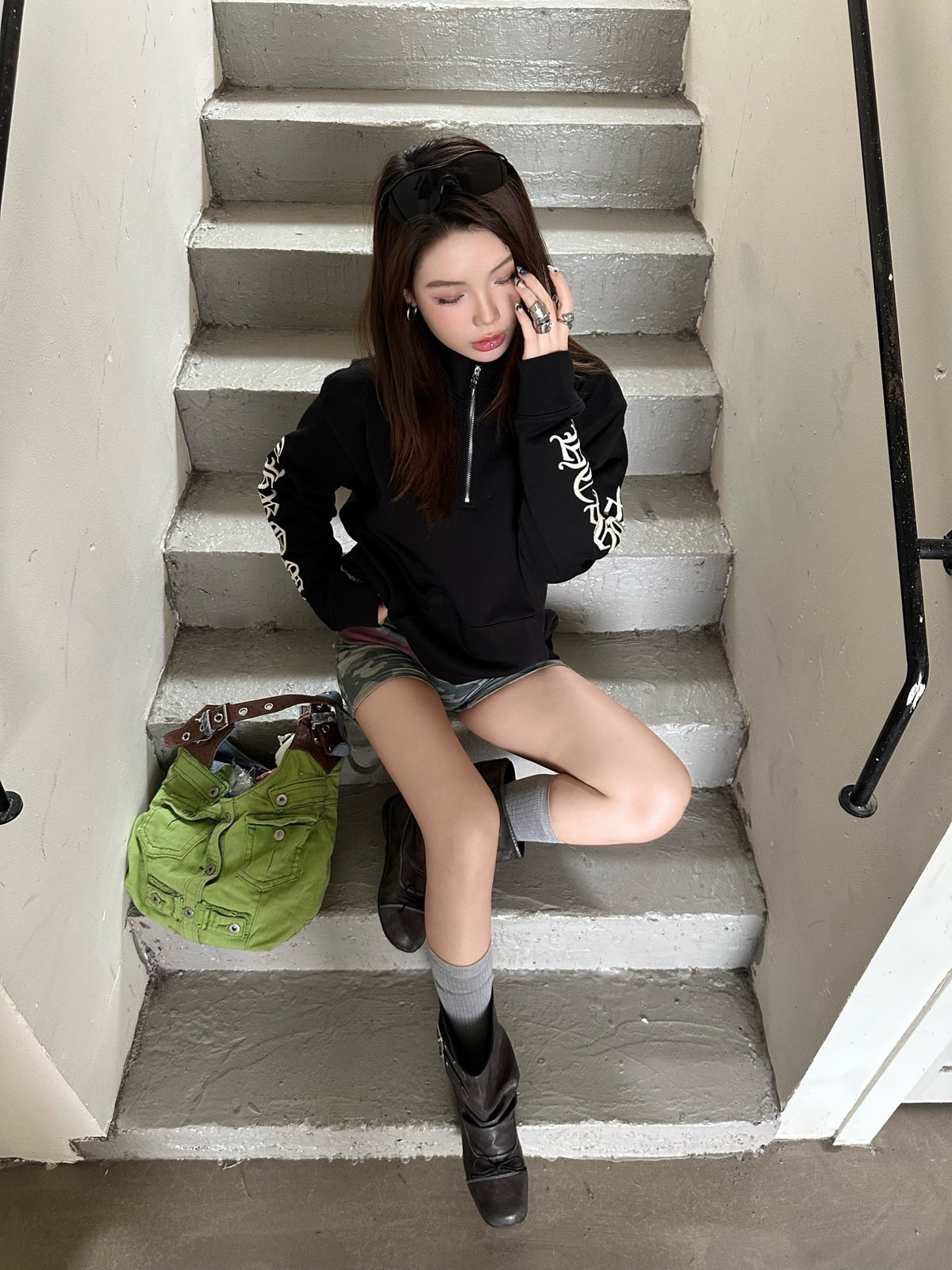크롬하츠 스크립트 로고 자수 하프 지퍼 스웨트셔츠