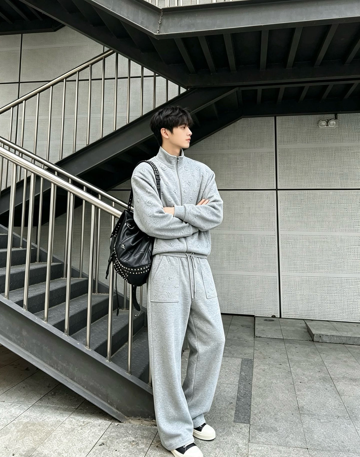 루이비통 모노그램 엠보스드 트랙 톱