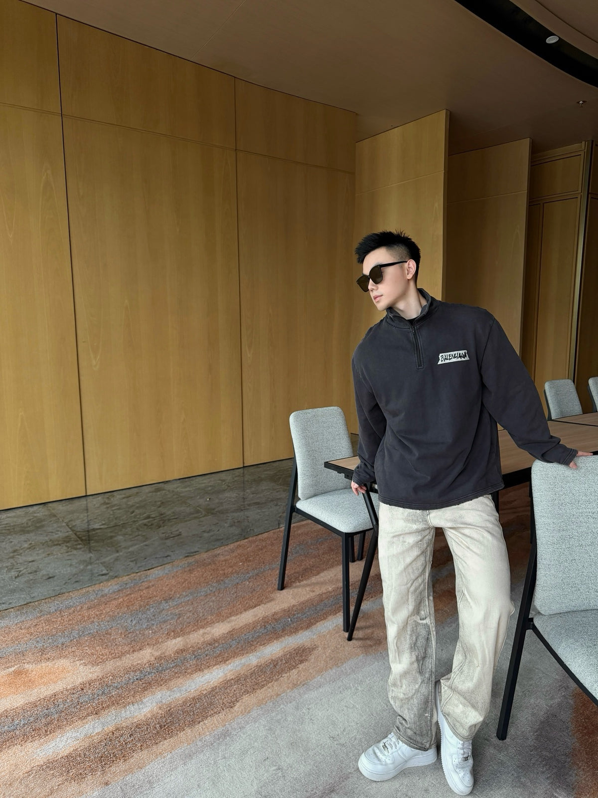 발렌시아가 테이프 지퍼 스웨트셔츠