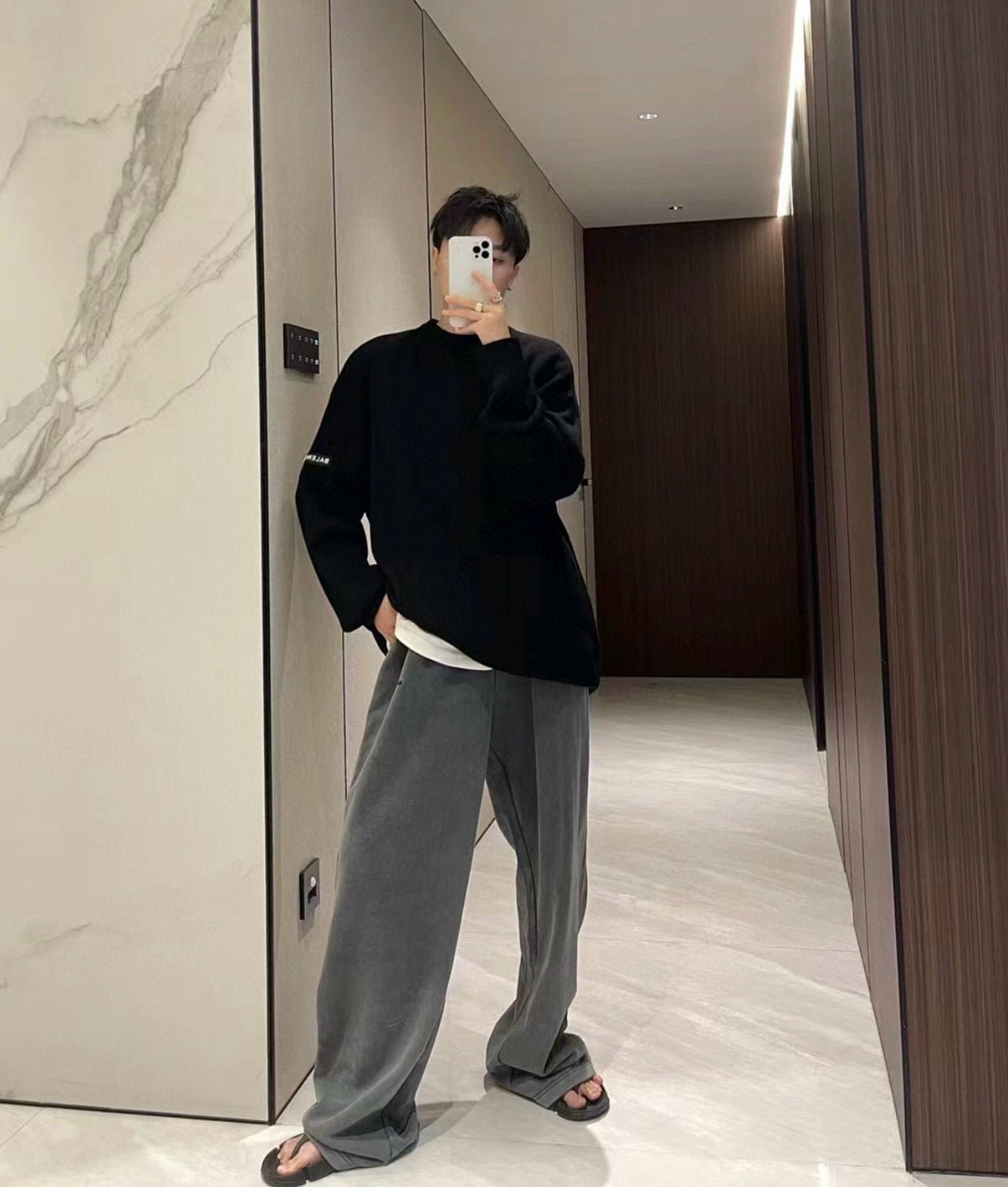 발렌시아가 크루넥 니트 스웨터