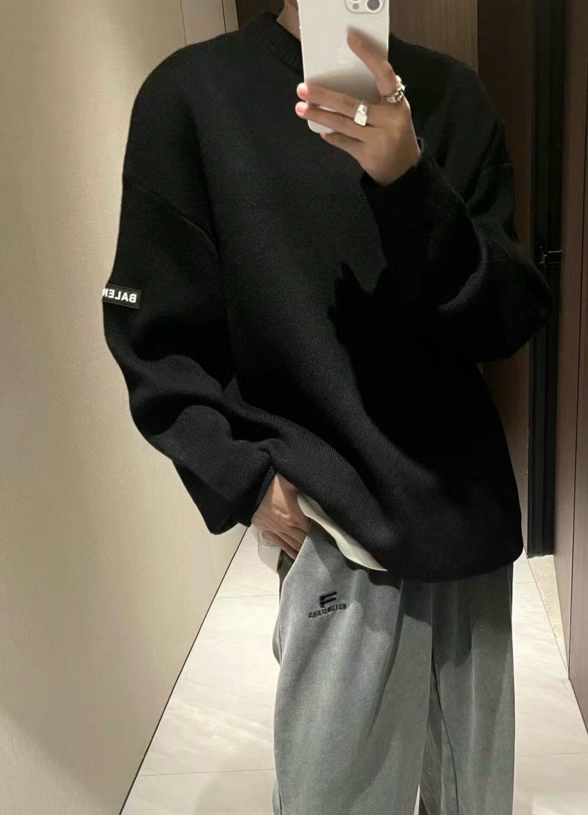 발렌시아가 크루넥 니트 스웨터