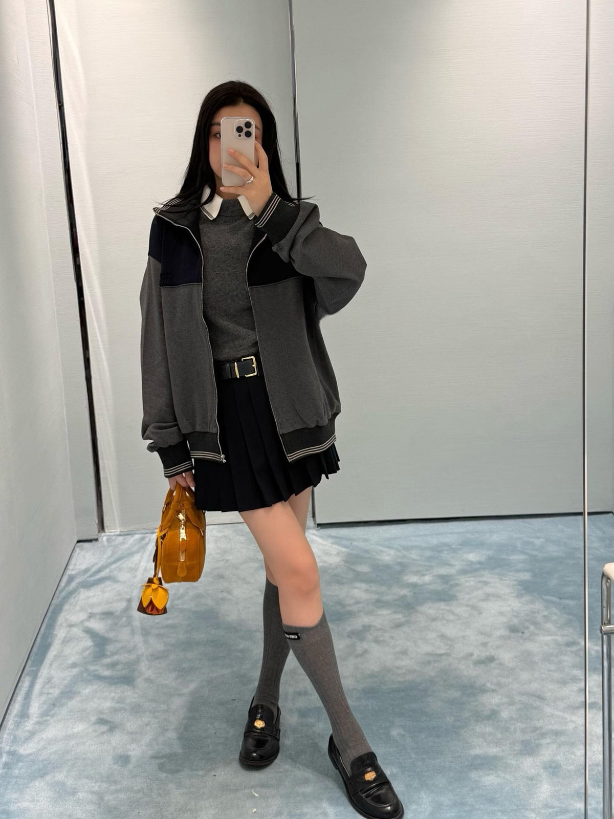 미우미우 자수 로고 벨벳 집업 자켓
