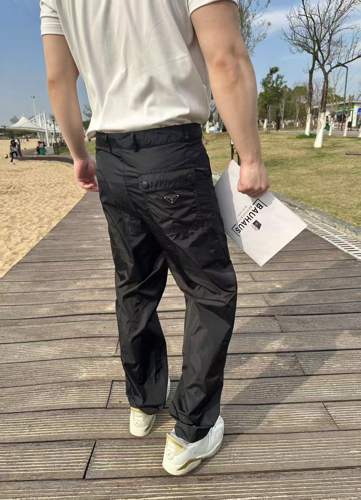 프라다 뒷포켓 삼각 로고 리나일론 팬츠