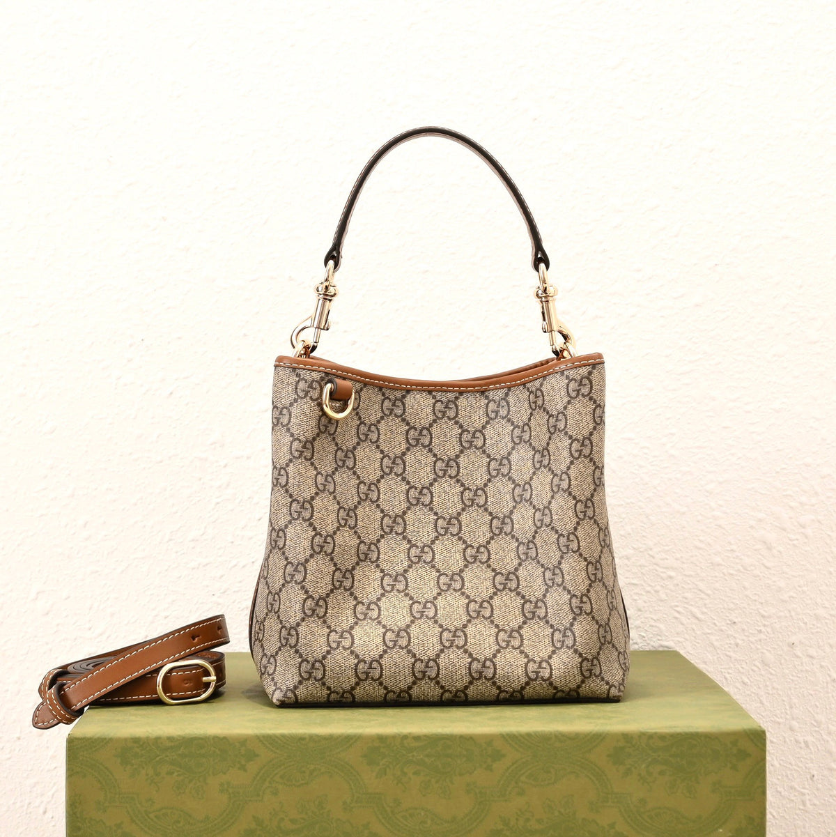 구찌 GG 엠블럼 스몰 버킷백
