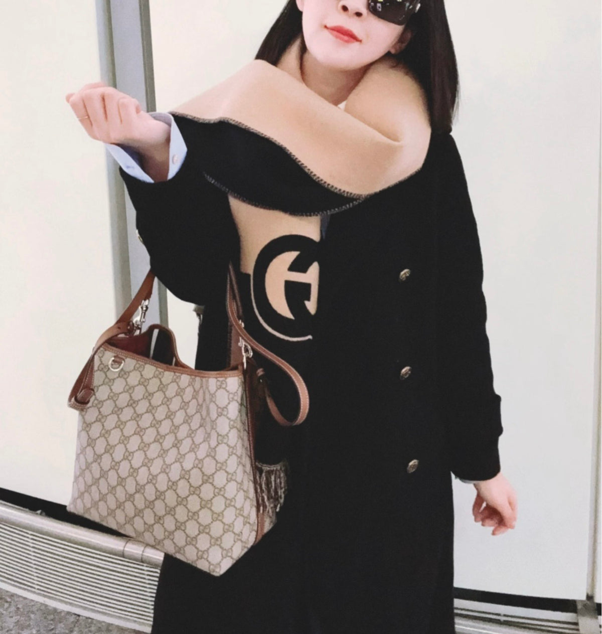 구찌 GG 엠블럼 미디움 버킷백