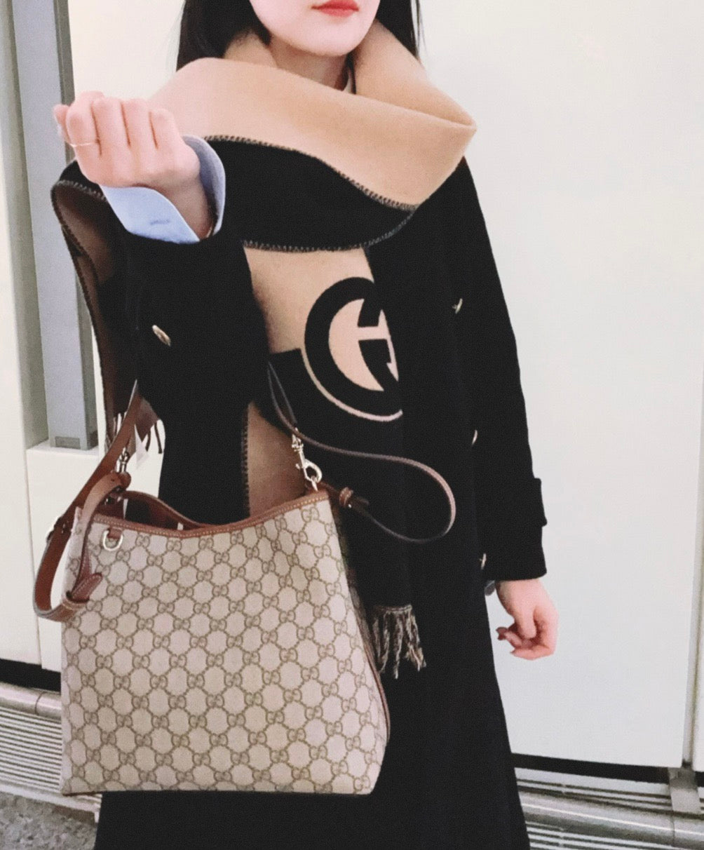 구찌 GG 엠블럼 미디움 버킷백