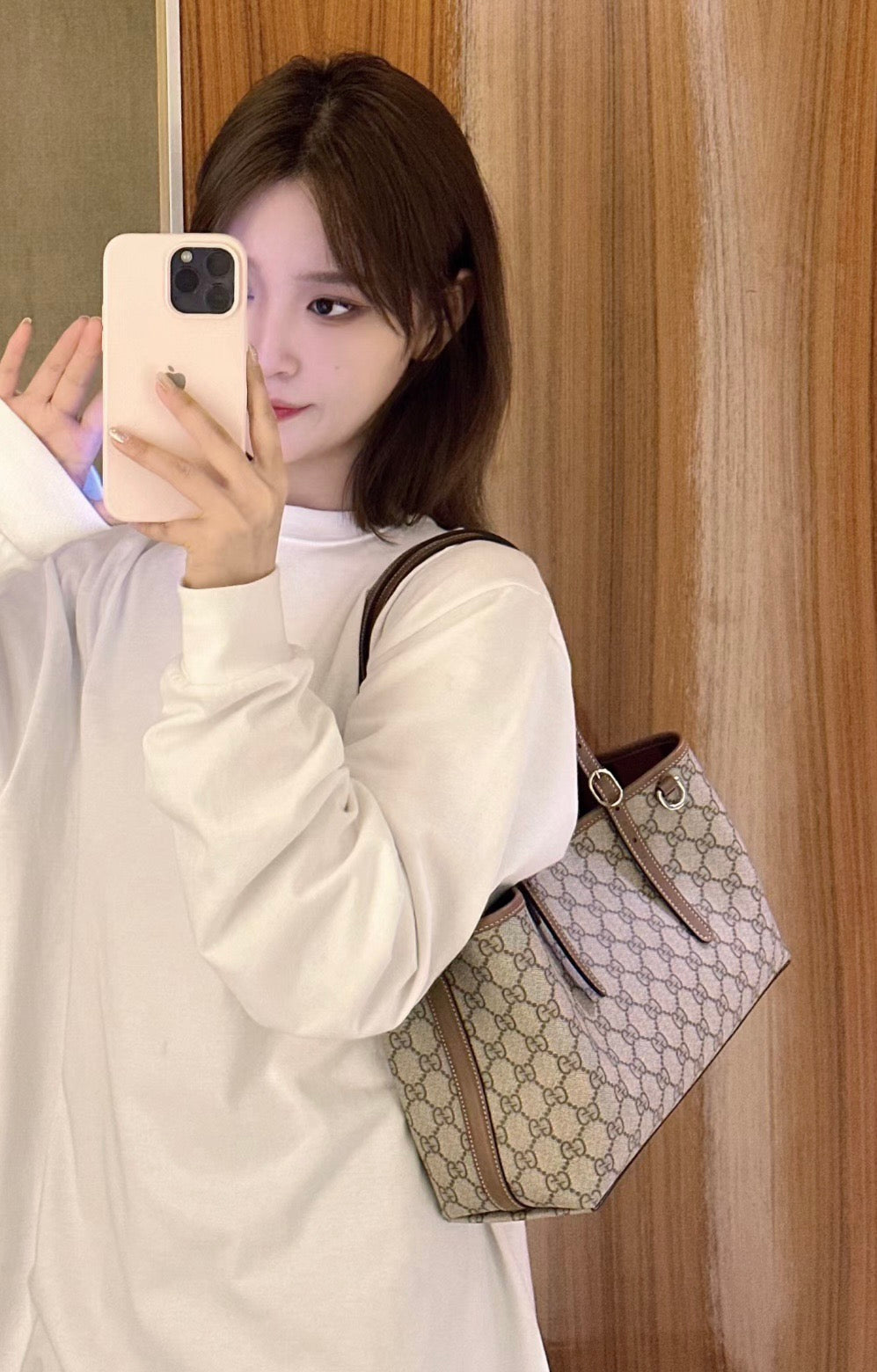 구찌 GG 엠블럼 미디움 토트백