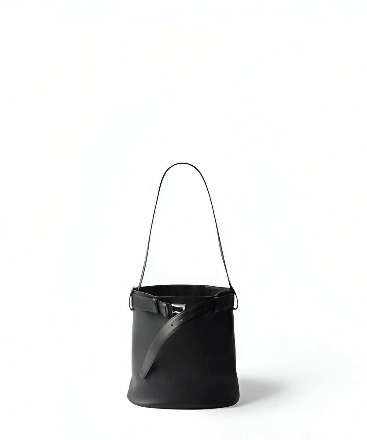 Prada 벨트 버클 버킷백 카프스킨 버킷백 블랙 벨트 버클 디테일 숄더백