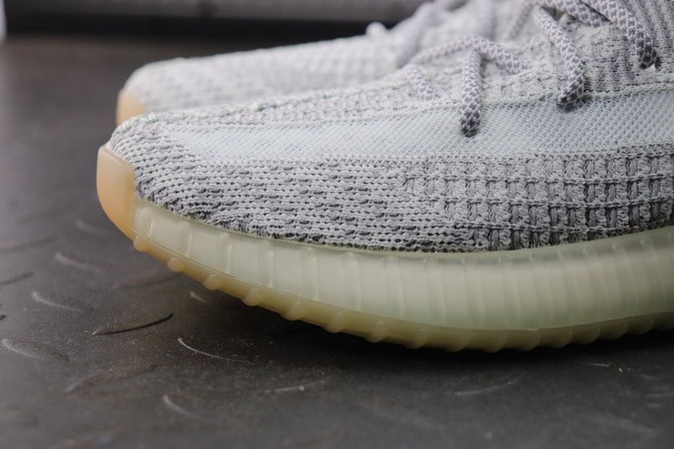 YEEZY 350 V2 예사야