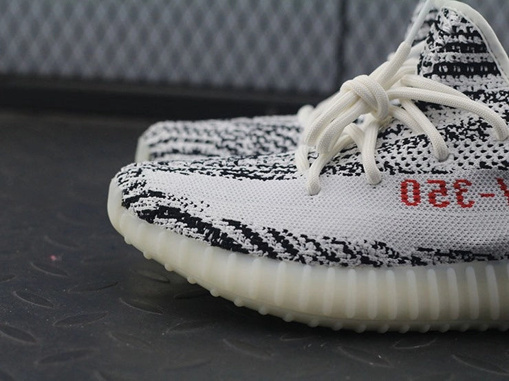 YEEZY 350 V2 지브라