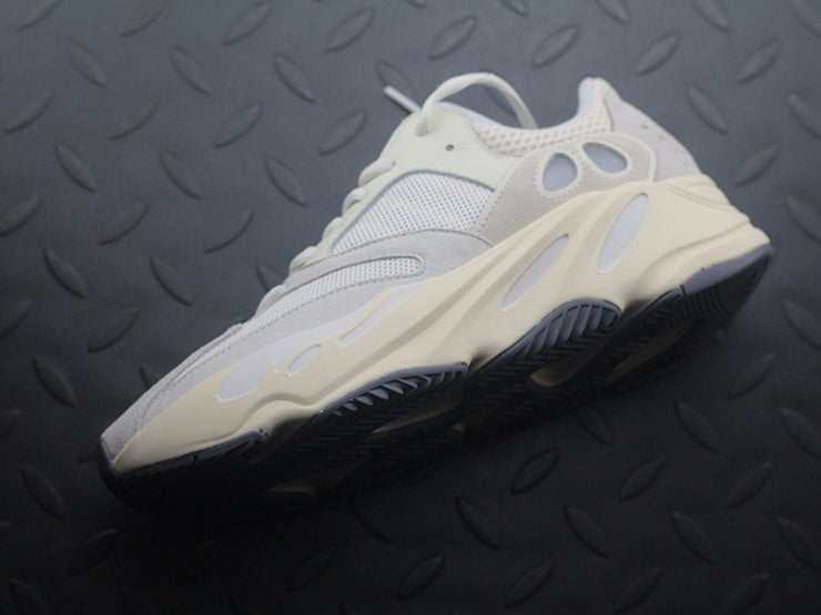 YEEZY 700 아날로그
