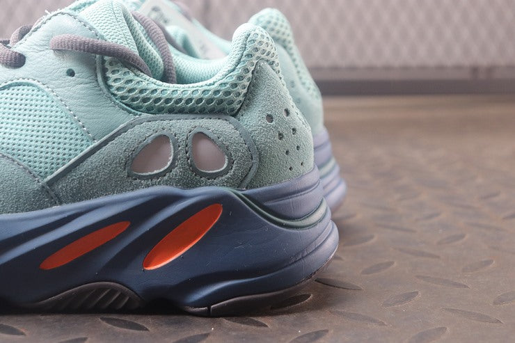 YEEZY 700 페디드 아주르