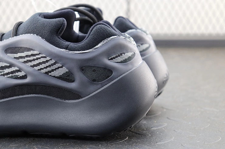YEEZY 700 V3 알바
