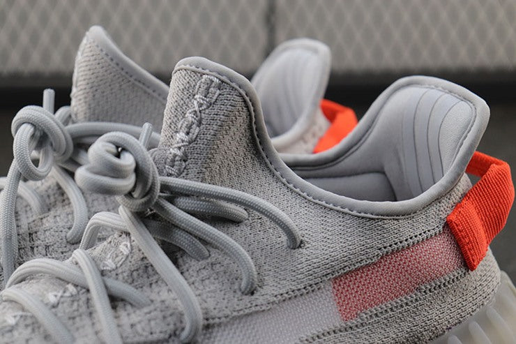 YEEZY 350 V2 테일라이트