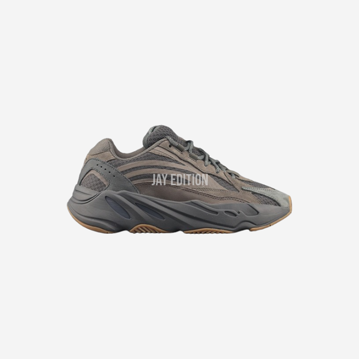 YEEZY 700 지오드, 혼합 회색 그레디언트 어퍼와 실버 레이어가 차분한 조화를 이루는 톤온톤 디자인