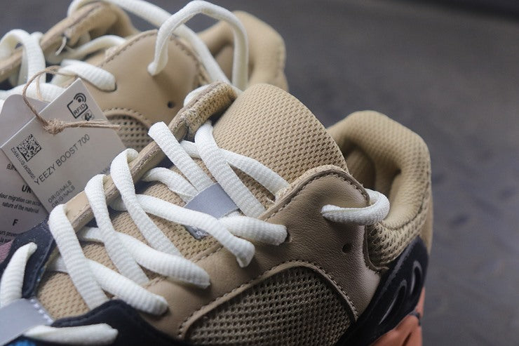 YEEZY 700 인플레임 앰버
