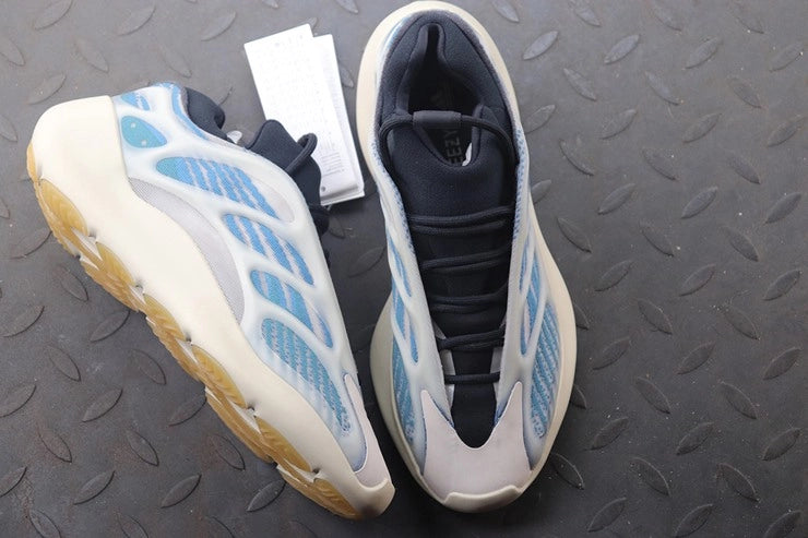 YEEZY 700 V3 카이아나이트