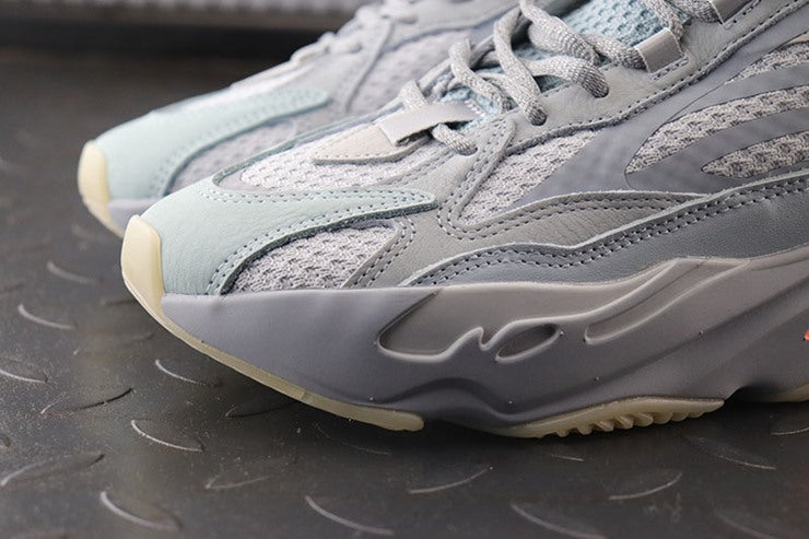 YEEZY 700 이너시아