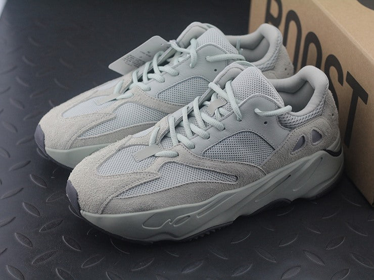 YEEZY 700 솔트