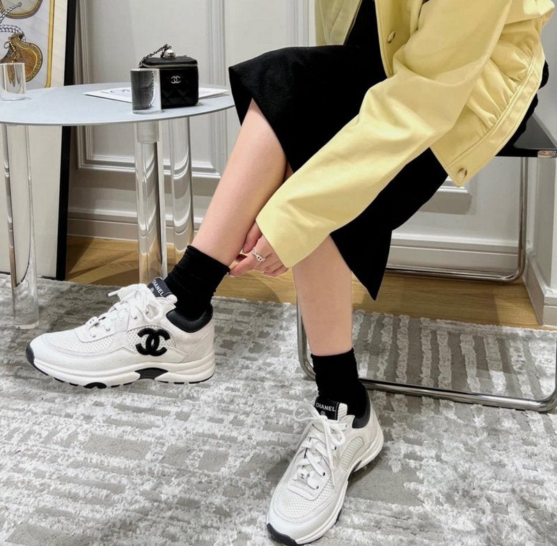 C 로고 스니커즈