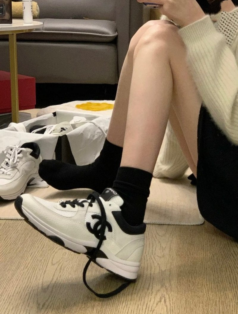 C 로고 스니커즈