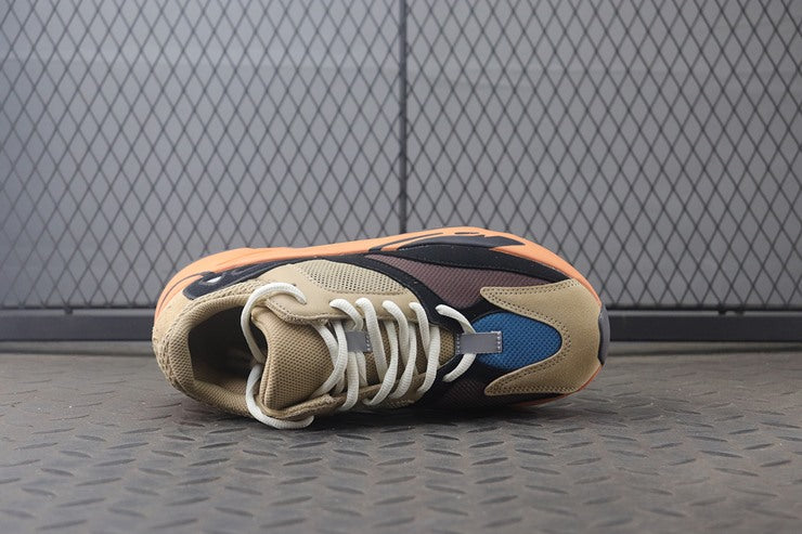 YEEZY 700 인플레임 앰버