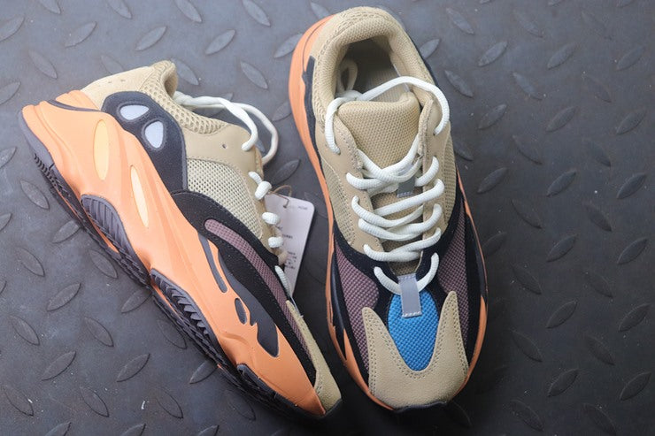 YEEZY 700 인플레임 앰버
