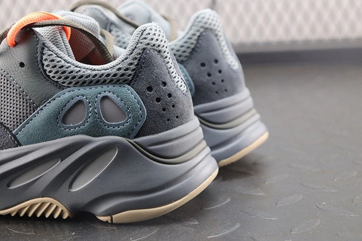 YEEZY 700 틸 블루