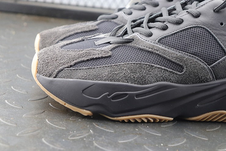 YEEZY 700 유틸리티 블랙