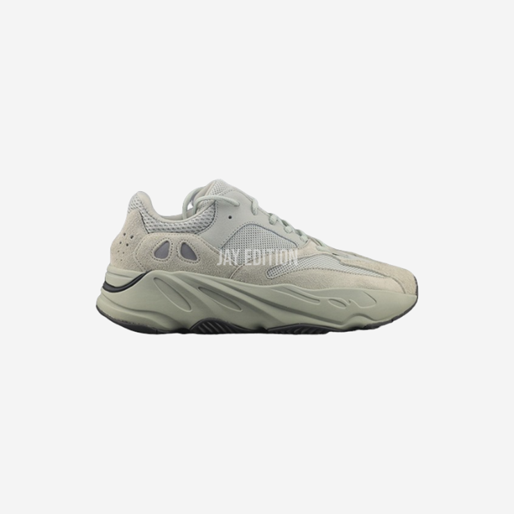 YEEZY 700 솔트, 연한 회색 베이스와 라이트 실버 디테일이 어우러진 세련되고 깔끔한 무드의 컬러웨이
