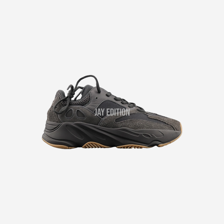 YEEZY 700 유틸리티 블랙, 새틴한 블랙 어퍼와 매트한 스캐폴드가 조화를 이루는 모던하고 실용적인 디자인