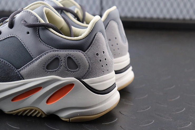 YEEZY 700 마그넷