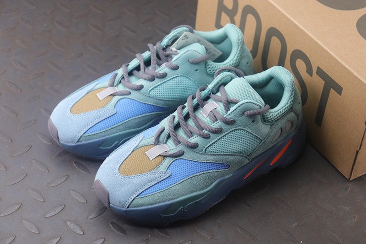 YEEZY 700 페디드 아주르