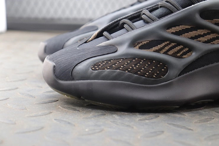 YEEZY 700 V3 클레이 브라운