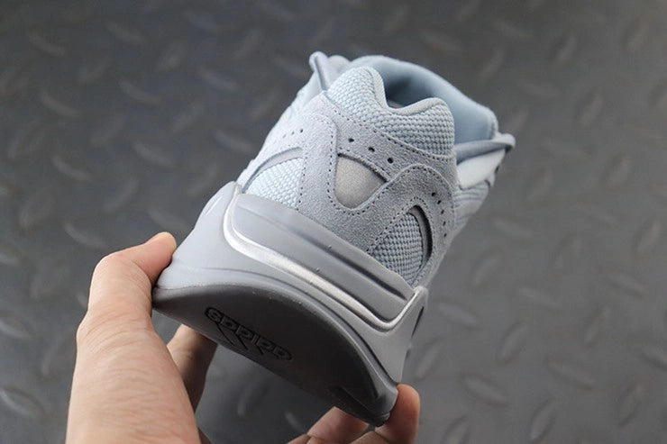YEEZY 700 호스피탈 블루
