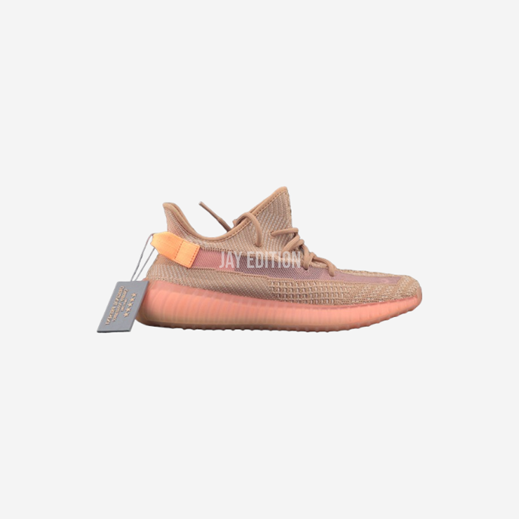 YEEZY 350 V2 클레이, 톤다운된 오렌지 베이스와 반투명 스트라이프 디테일이 조화를 이룬 따뜻한 무드의 스니커즈