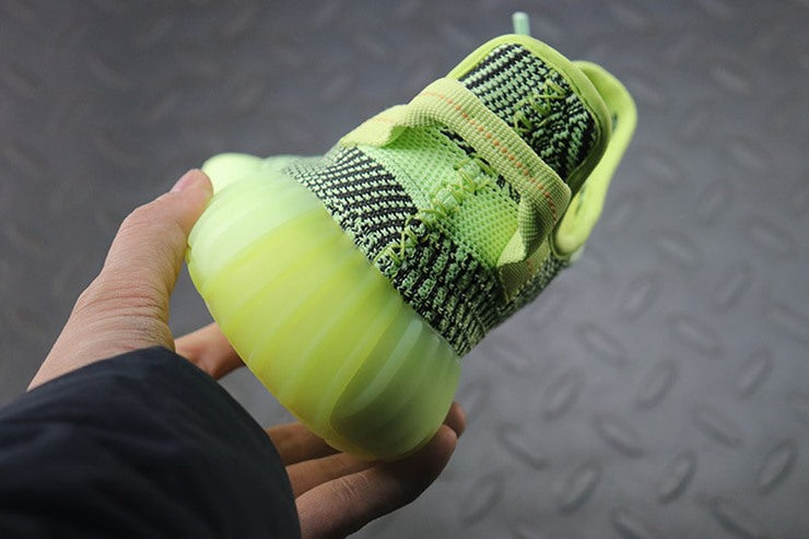 YEEZY 350 V2 이즈릴