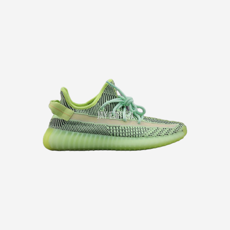 YEEZY 350 V2 이즈릴 리플렉티브, 이즈릴 블루 컬러에 전체 반사 소재가 더해진 리플렉티브 스페셜 모델