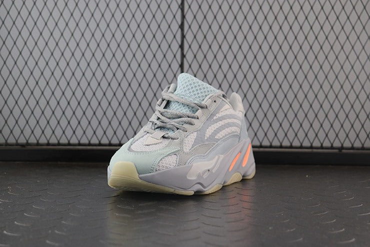 YEEZY 700 이너시아