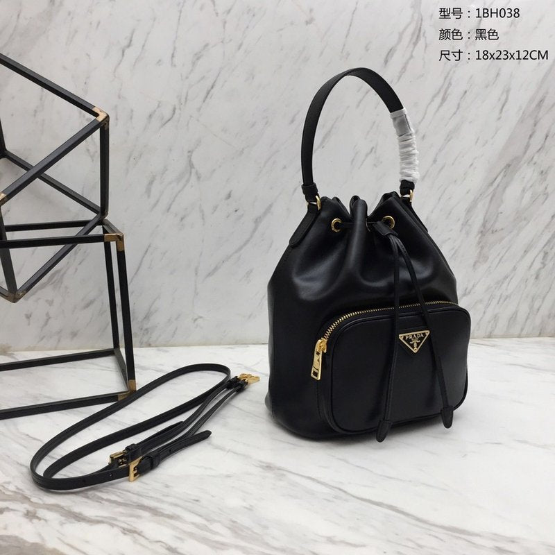 프라다 레더 버킷백