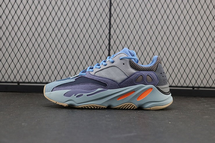 YEEZY 700 카본 블루