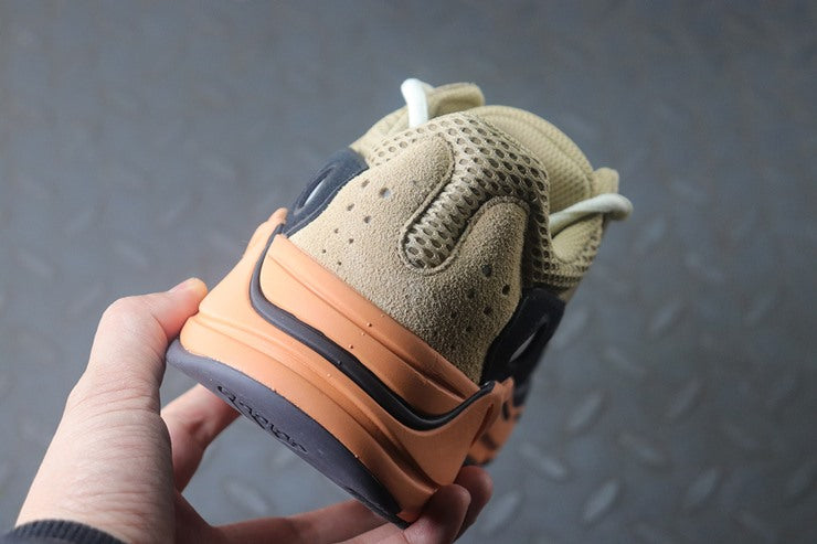 YEEZY 700 인플레임 앰버