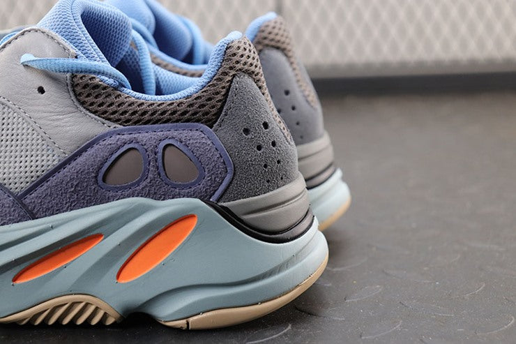 YEEZY 700 카본 블루
