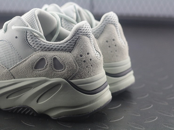YEEZY 700 솔트