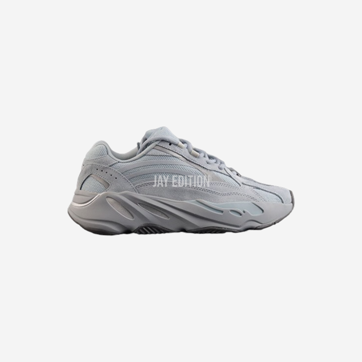 차분한 회청색 계열의 어퍼와 반투명 부스트 미드솔이 적용된 YEEZY 700 호스피탈 블루 러닝화