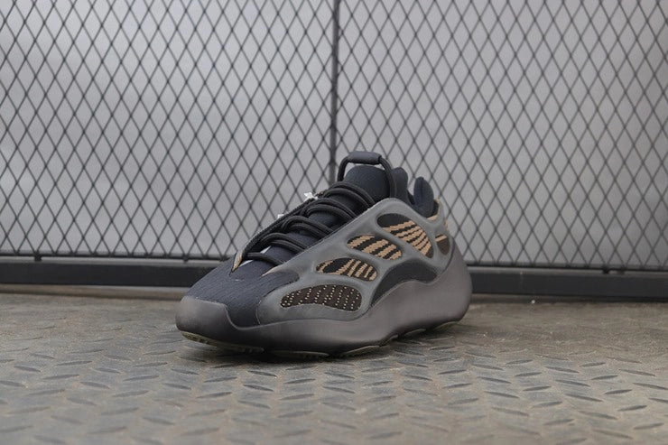 YEEZY 700 V3 클레이 브라운