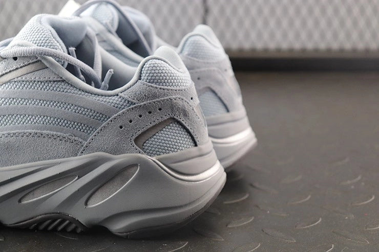 YEEZY 700 호스피탈 블루