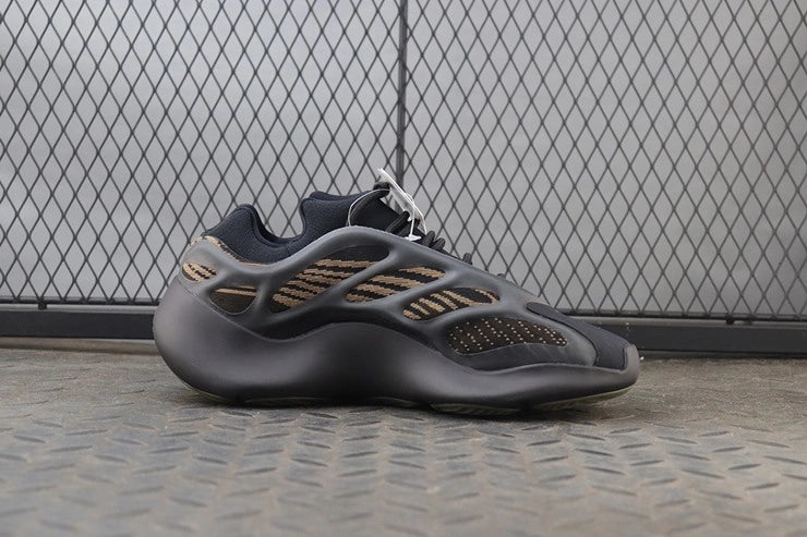 YEEZY 700 V3 클레이 브라운