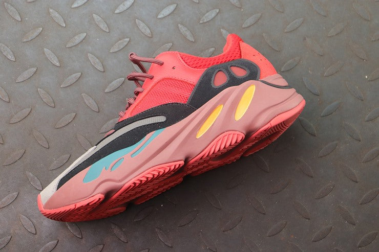 YEEZY 700 하이레스 레드